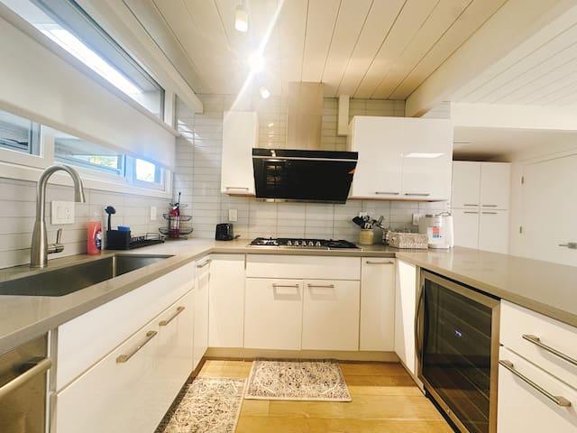 Bright 3BR Eichler Close to Stanford & Tech Hubs gallery image 5