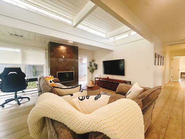 Bright 3BR Eichler Close to Stanford & Tech Hubs gallery image 3