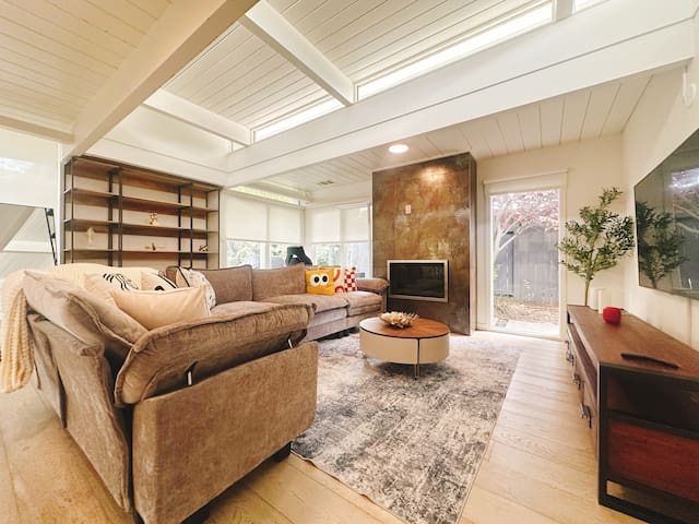 Bright 3BR Eichler Close to Stanford & Tech Hubs gallery image 2