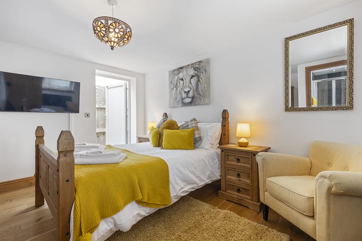 Un dormitorio cómodo y bien presentado, que conduce a la terraza de la azotea.