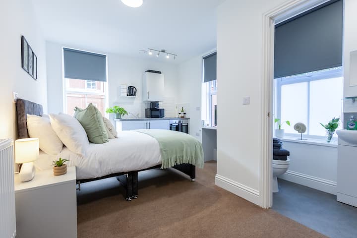 Bright Studio, Parking, Kitchen - Derby