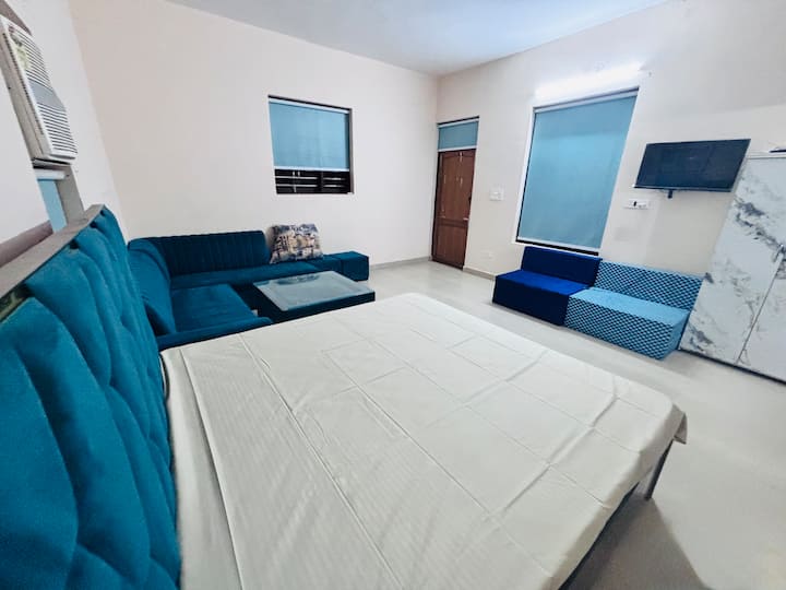 Chumba hiki cha kulala chenye starehe kina kitanda cha starehe, kiyoyozi kwa ajili ya ukaaji mzuri na wa kupendeza, televisheni ya burudani, sofa ya kupumzika na almirah yenye nafasi kubwa ya kuhifadhi vitu vyako. Sehemu nzuri ya kupumzika kwa starehe baada ya siku ndefu.
