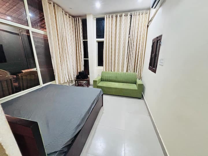 Amka kwenye mazingira ya asili yanayokuzunguka katika chumba hiki cha kipekee cha kulala chenye kuta za kioo. Ikiwa imezungukwa na kijani kibichi, chumba kinatoa mandhari ya kupendeza ya bustani ukiwa kitandani mwako. 