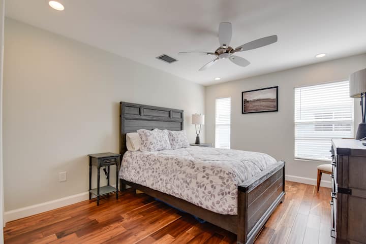 En este lujoso tercer dormitorio, la pieza central es una acogedora cama tamaño king con mesitas de noche. Disfruta de tus programas favoritos en el televisor inteligente. 