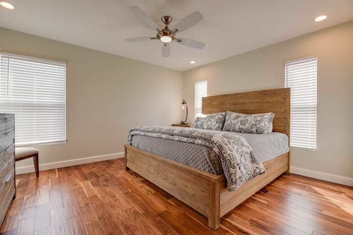 En este lujoso dormitorio secundario, la pieza central es una acogedora cama tamaño king con una mesita de noche lateral. Disfruta de tus programas favoritos en el televisor inteligente. Un espacio de armario proporciona almacenamiento, lo que garantiza una estancia relajante y sin desorden.