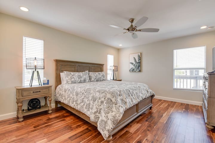 En este lujoso dormitorio principal, la pieza central es una acogedora cama tamaño king, flanqueada por dos elegantes mesitas de noche para mayor comodidad. Disfruta de tus programas favoritos en el televisor inteligente. Un espacio de armario proporciona almacenamiento, lo que garantiza una estancia relajante y sin desorden.