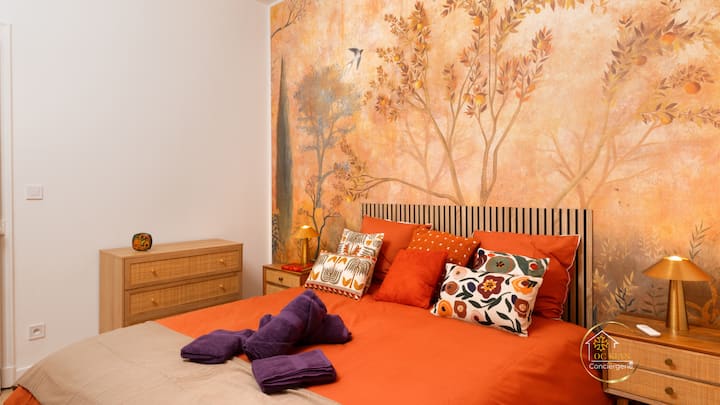 Esta habitación vibra al ritmo de los colores soleados y evoca un jardín mediterráneo. Duerme bajo los árboles dorados del papel pintado, rodeado de cojines floridos y despierta descansado para tus aventuras en Biterroise.