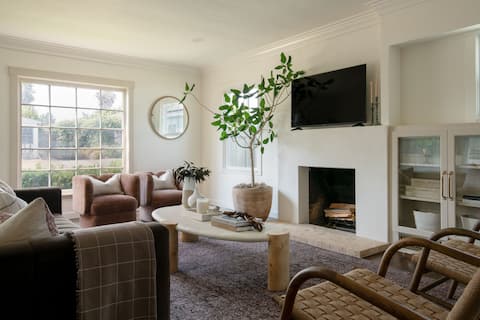 Popular Airbnb listing: Designer Talmadge Cottage Centrally Located in Mid City:Kensington Talmadge