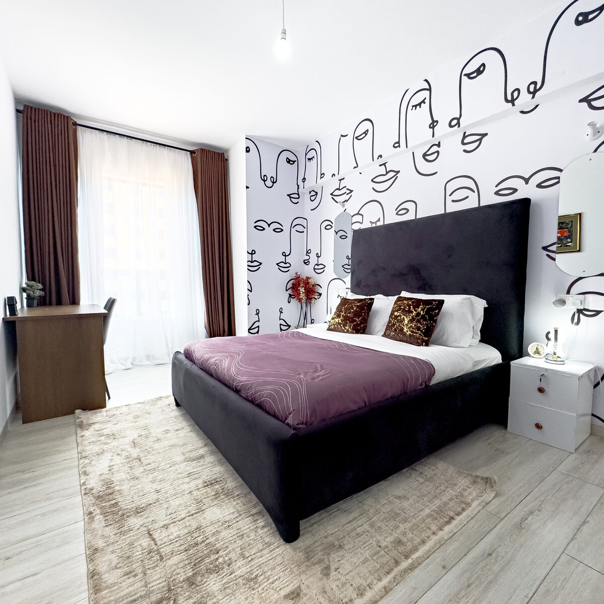 Ჩაიძირეთ ამ მყუდრო საწოლში მაღალი ხარისხის თეთრეულით მშვიდი ღამის გასატარებლად.