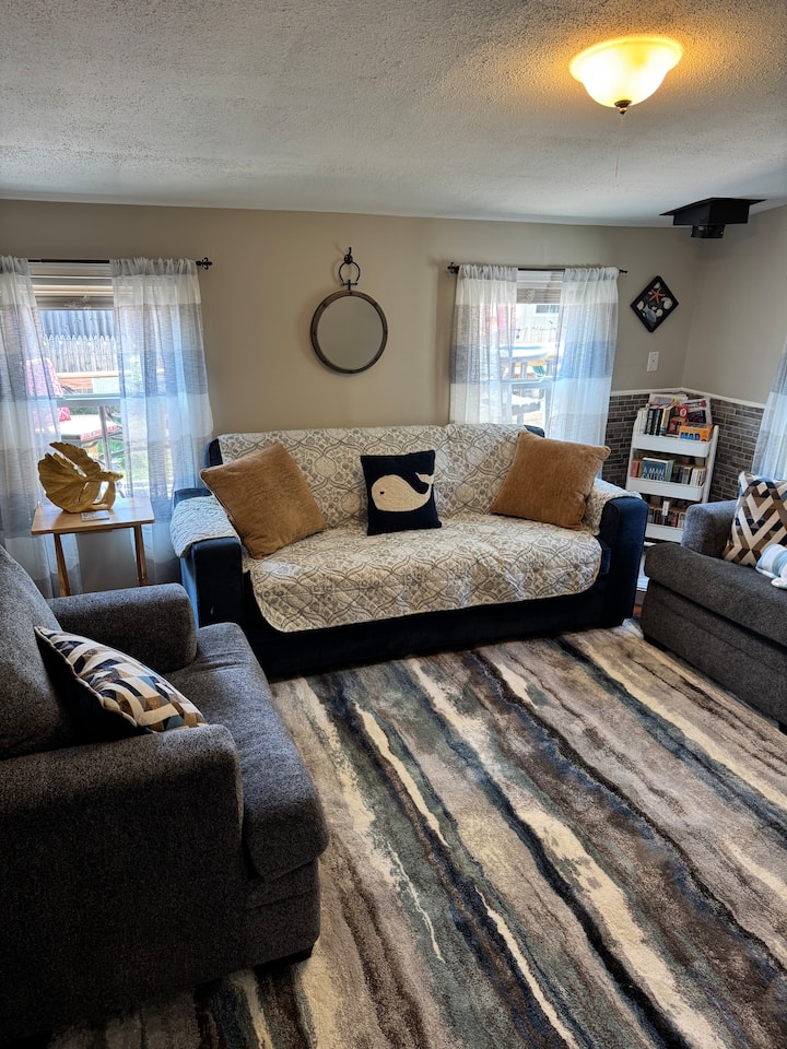 Mermaid Villas: Fire Pit, Hot Tub & Parking For 3! - Kennebunkport, ME