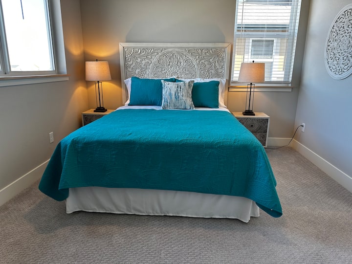 מיטת קווין סייז עם חלון הפונה מזרחה.  חדר רחצה משותף עם חדר שינה שני.