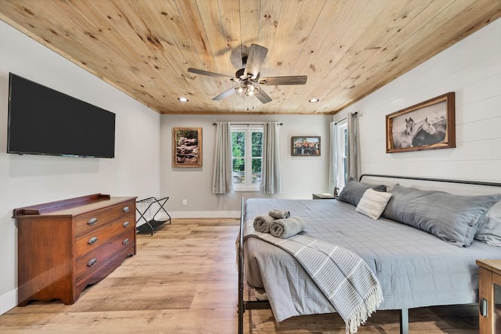 Spálňa na prvom poschodí má manželskú posteľ, bezdrôtové nabíjačky telefónov zabudované do nočných stolíkov, stojan na batožinu, komodu a tmavé žalúzie pre pokojný spánok. Skrine sú pre vaše pohodlie vybavené vešiakmi.