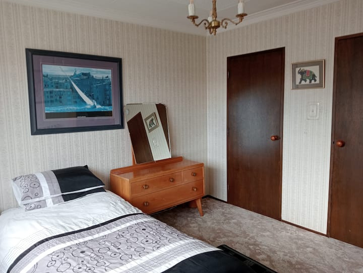 מיטת יחיד ארוכה במיוחד למבוגרים, נוחה כמו במוטל. מגירות עם מראה וארון בגדים.