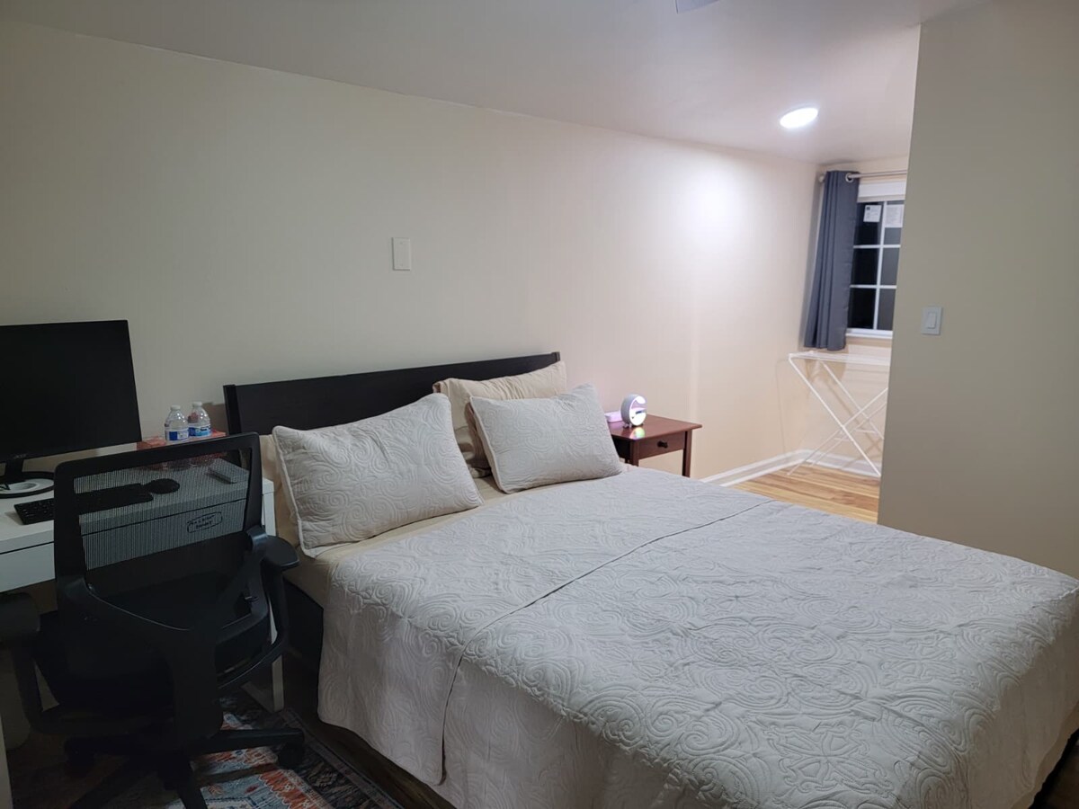 Kitanda chenye starehe chenye mashuka safi.
Televisheni mahiri ya 4K
Sehemu mahususi ya kufanyia kazi yenye intaneti ya kasi, kituo cha Dell Docking, skrini ya 2K, Kicharazio na panya.
Aircon/Heater inayoweza kubebeka
Mapazia ya Kuzima
Kabati la kufungulia mizigo yako.
Feni ya dari iliyo na Mwanga na rimoti