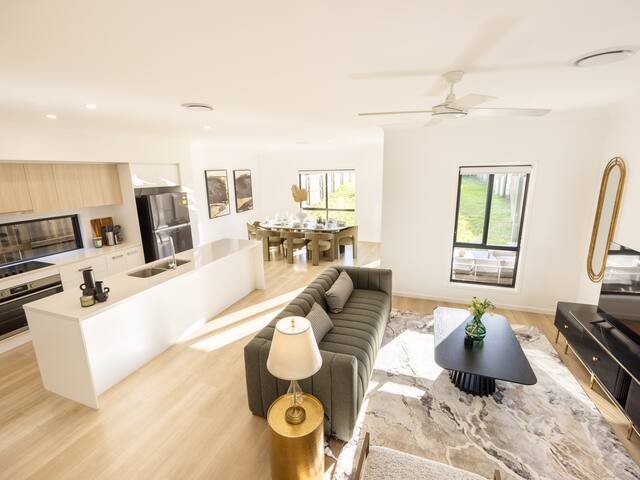 Grand Luxe Oasis | Prime Location | Balcony&Patio gallery image 2