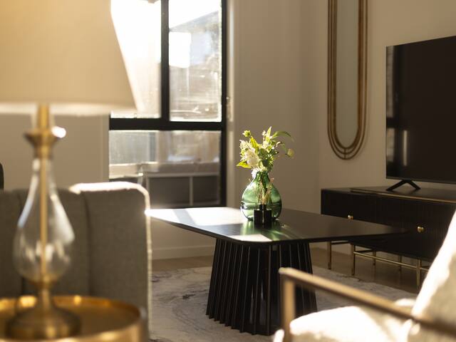 Grand Luxe Oasis | Prime Location | Balcony&Patio gallery image 4