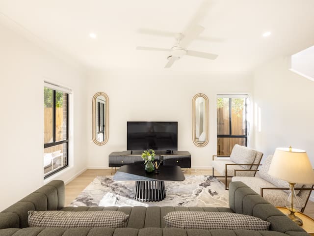 Grand Luxe Oasis | Prime Location | Balcony&Patio