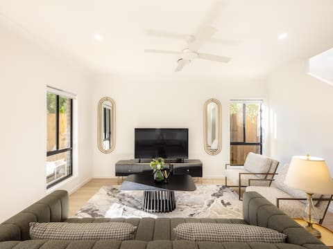 Grand Luxe Oasis | Prime Location | Balcony&Patio