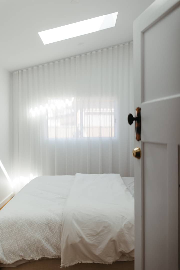Tercer dormitorio luminoso y único
Este espacioso dormitorio cuenta con impresionantes ventanales que inundan la habitación con luz natural. Para tu comodidad, los tragaluces vienen con persianas controladas a distancia, lo que te permite ajustar fácilmente la luz.