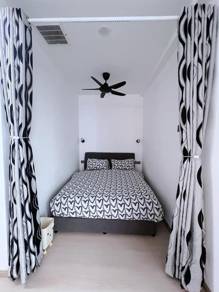 חדר 3: ללא דלת, וילון בלבד. 