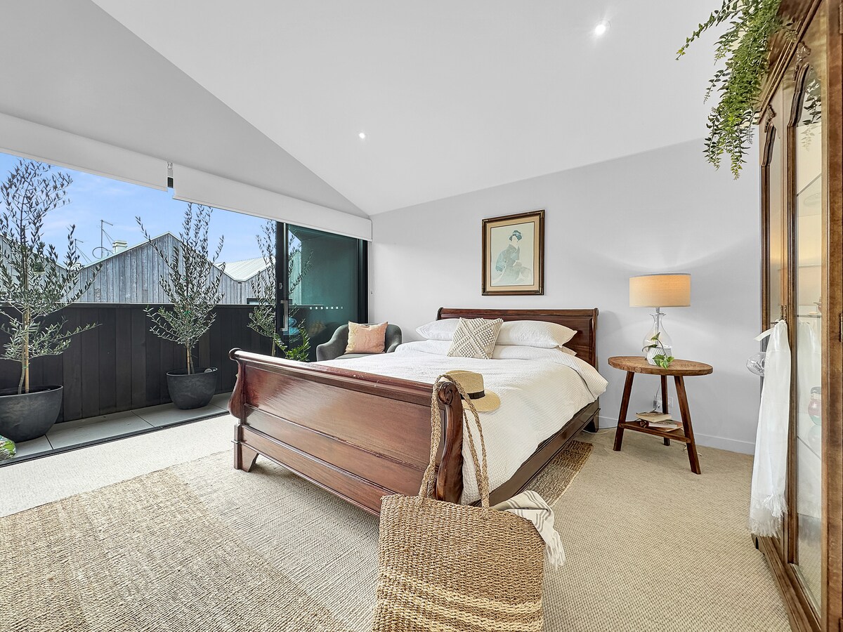 带阳台的标准双人床，自然光充足 