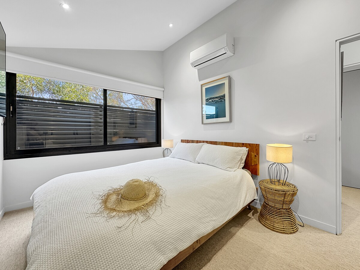 2号卧室，配有标准双人床和电视