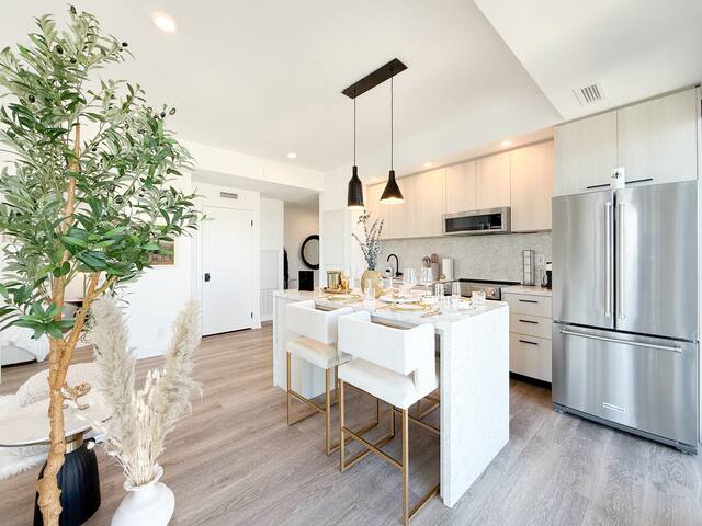 Ultra Luxury 2BR Condo Downtown TO gallery image 3