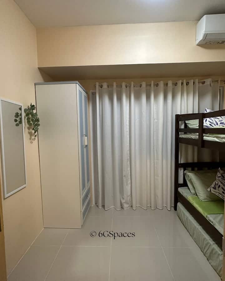 Duplica la comodidad con una litera y un sofá cama, todo mientras te sumerges en el horizonte de Makati. ️