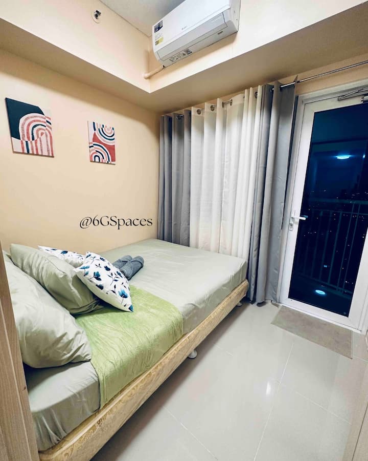 Tu noche perfecta comienza en la cama tamaño queen de 6g Heights y termina con una vista al balcón para recordar. ️✨