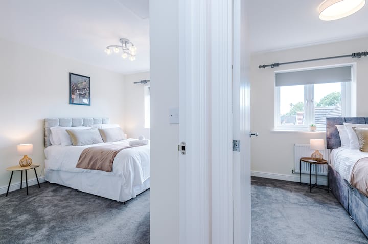 El dormitorio 2 está equipado con una espaciosa cama doble.