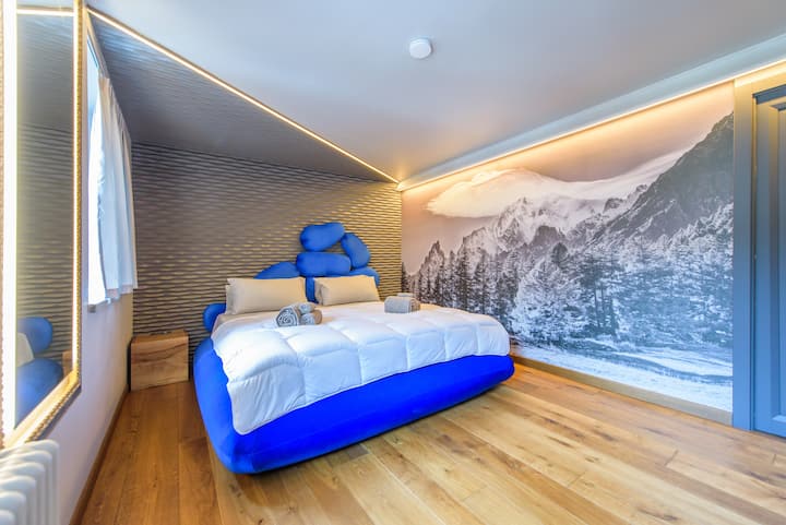 Първа дизайнерска двойна спалня, с поп стил и голямо двойно легло.