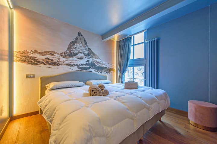 Втора дизайнерска двойна спалня, с поп стил и голямо двойно легло.