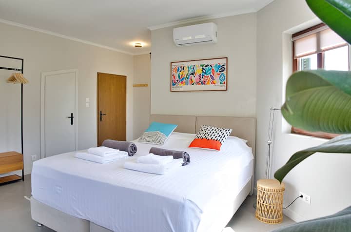 De vierde slaapkamer ligt eveneens op de eerste verdieping en beschikt over een eigen badkamer met douche, wastafel en toilet. Het balkon wordt gedeeld met slaapkamer drie. 