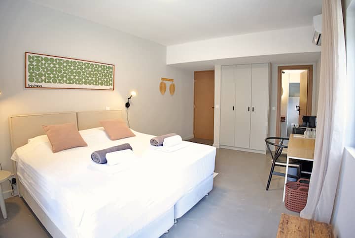 Deze slaapkamer bevindt zich op de begane grond en heeft een eigen badkamer met douche, wastafel en wc. 