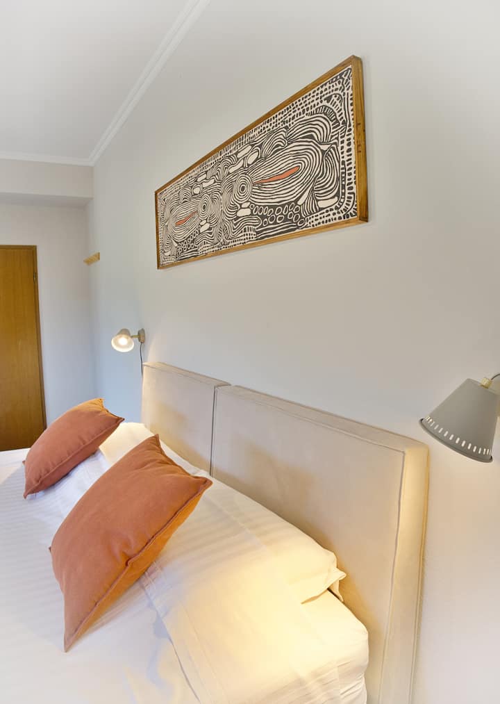 De derde slaapkamer deelt de familiebadkamer en beschikt over een eigen balkon met uitzicht op de tuin, het zwembad en de prachtige omgeving van Doukades.