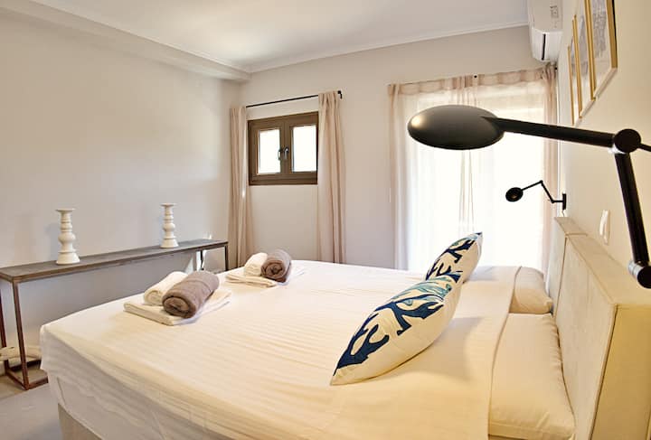 Deze kamer bevindt zich op de eerste verdieping en maakt gebruik van de gedeelde familiebadkamer. Vanuit de kamer heb je toegang tot een eigen balkon, waar je heerlijk kunt ontspannen en genieten van het prachtige uitzicht.