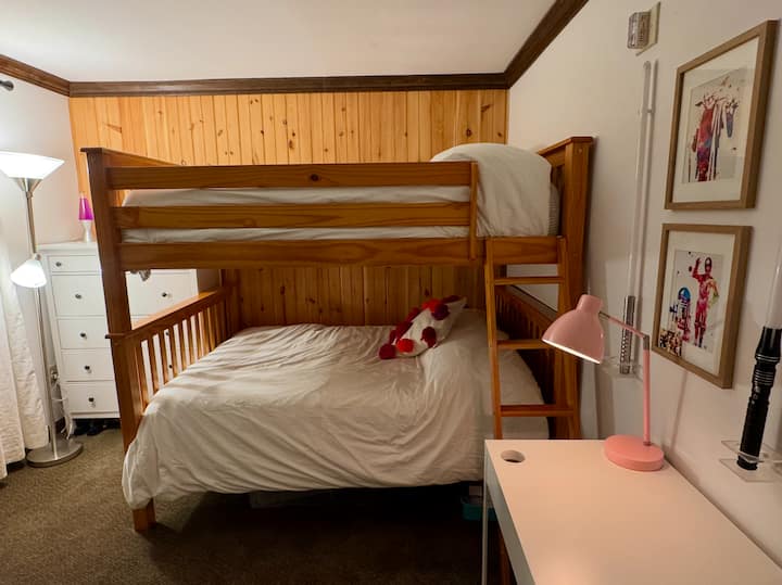 Двокреветна соба со целосна големина во третиот BR обезбедува многу простор за неколку деца или возрасни. 