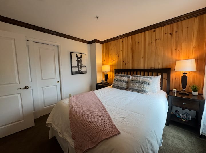 Во втората спална соба има брачен кревет (широк 150-179 см) со нов душек. И мало биро за водење дневник. 