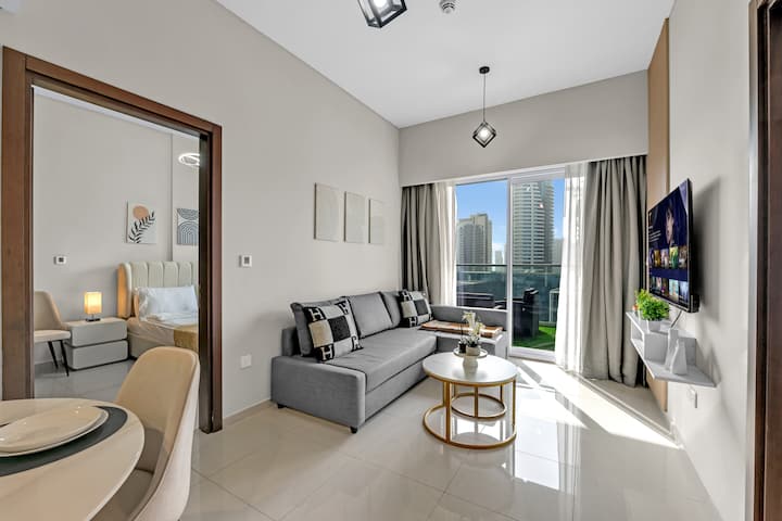 Ontspan in een ruime woonkamer met een grote slaapbank, een 45-inch tv met Netflix en een adembenemend uitzicht op de Burj Khalifa. Comfort en spektakel in het hart van Dubai voor een onvergetelijk verblijf!