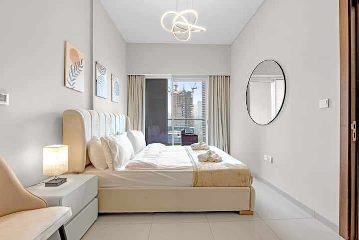 Geniet van de luxe van een prachtige slaapkamer met een complete badkamer, directe toegang tot het balkon en een adembenemend uitzicht op de Burj Khalifa. Een oase van elegantie en comfort in het hart van Dubai!