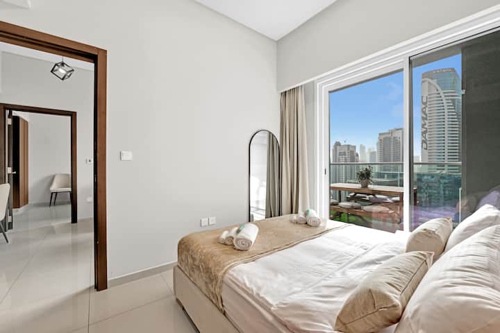 Ontspan in een luxe tweede slaapkamer met directe toegang tot het balkon en een adembenemend uitzicht op de Burj Khalifa. Elegantie en comfort voor een exclusief verblijf in het hart van Dubai!