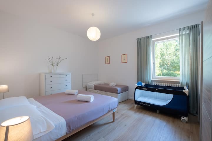 Chumba chenye nafasi kubwa chenye mwonekano wa msitu, kitanda/kitanda cha mtoto (kwa watoto hadi umri wa miaka 2) kinapatikana unapoomba 