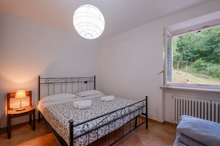 Chumba cha watu wawili chenye mwonekano wa msitu