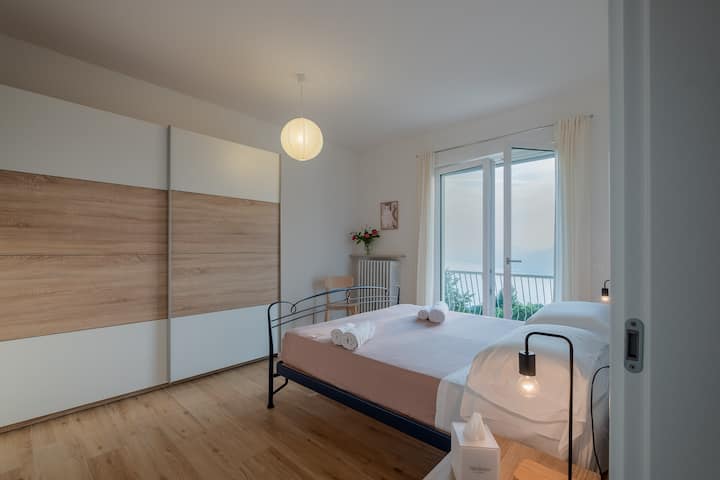 Chumba chenye nafasi kubwa chenye mandhari ya ziwa na kabati la nguo 