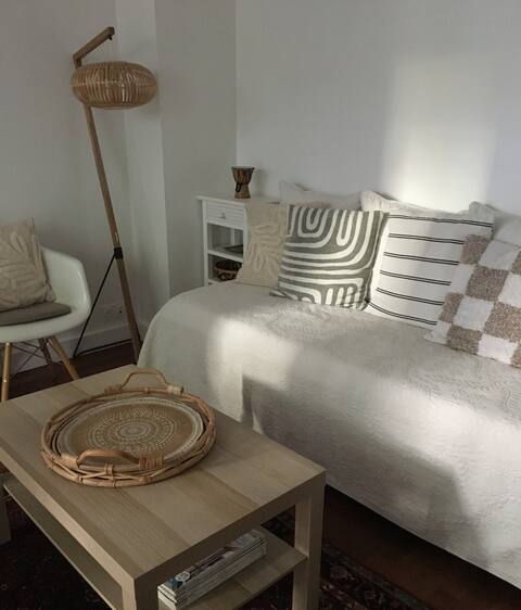 Successful Airbnb property: A flowery balcony in Boulogne Billancourt in Boulogne Billancourt