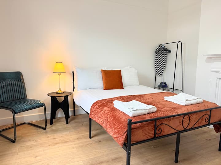 ห้องนอนคู่ - ห้องนอนด้านหน้าชั้นล่าง