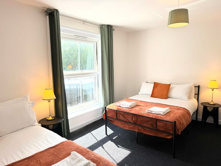 ห้องนอนเตียงคู่ 2 ห้อง - ห้องนอนด้านหน้าชั้นบน