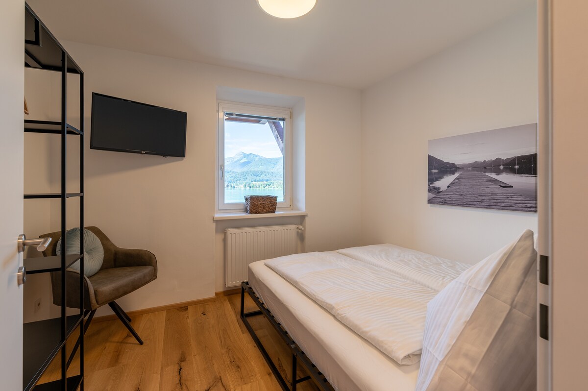 חדר שינה המשקיף על אגם וולפגנג