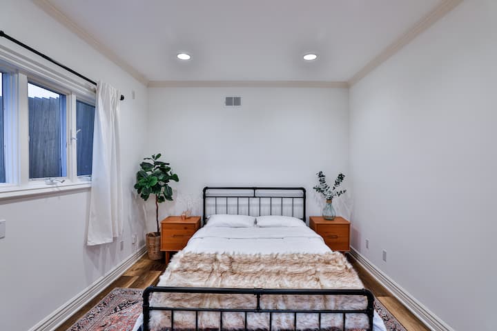 Un dormitorio privado y acogedor con iluminación natural puede ser un refugio refrescante. ¿Y una cómoda cama doble? Perfecto para una noche de sueño tranquilo o un rato de lectura acogedor. 