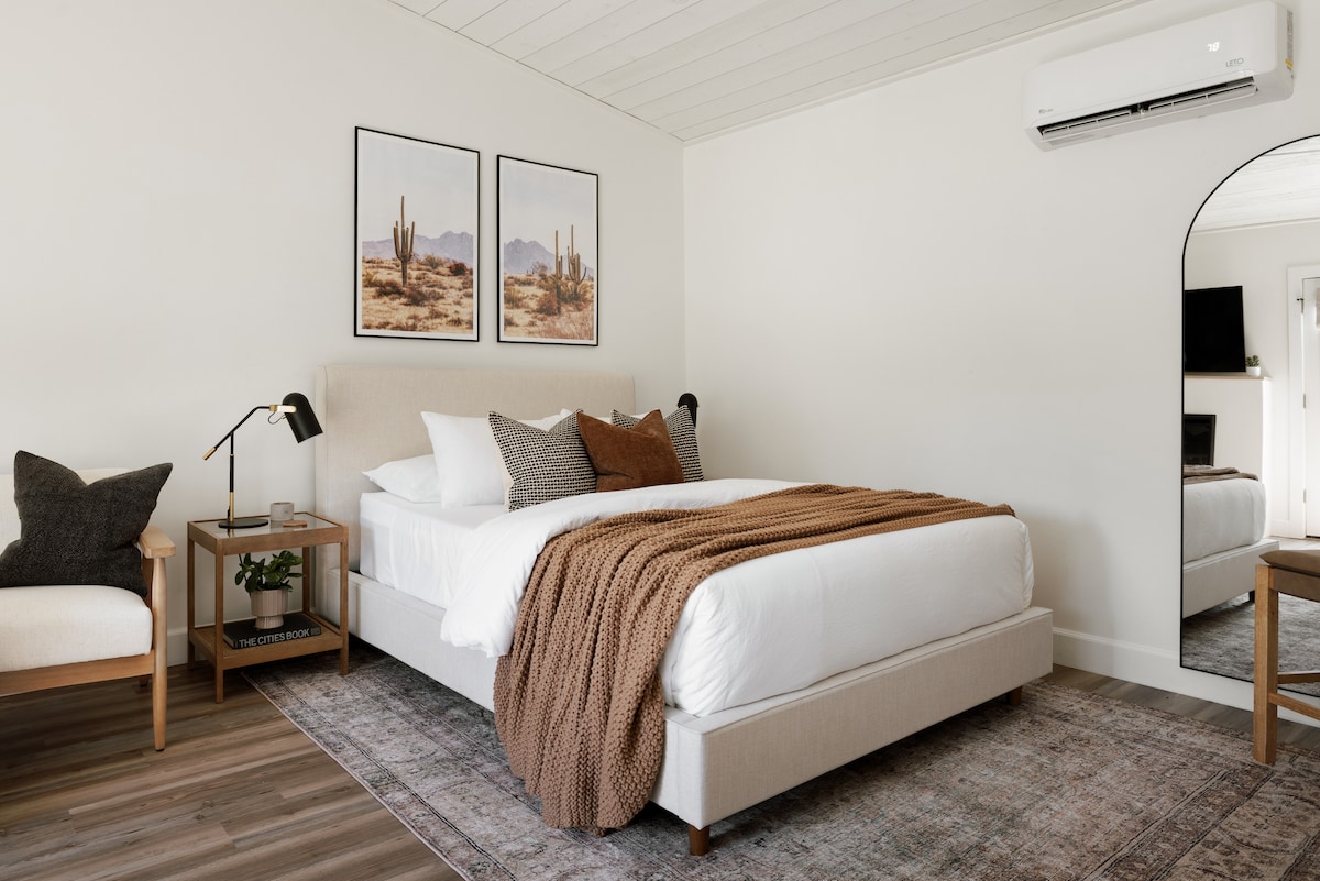 Pumzika katika starehe ya chumba chetu cha kulala cha kisasa kilichohamasishwa na jangwa. Ikiwa na godoro la Nectar Premier Hybrid lenye ukubwa wa malkia, mashuka ya plush na matandiko laini, imeundwa kwa ajili ya mapumziko ya kina na mapumziko.